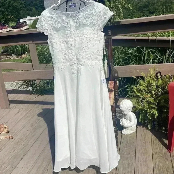 Wedding dress. Size 10. Seems to run small. - Picture 10 of 12